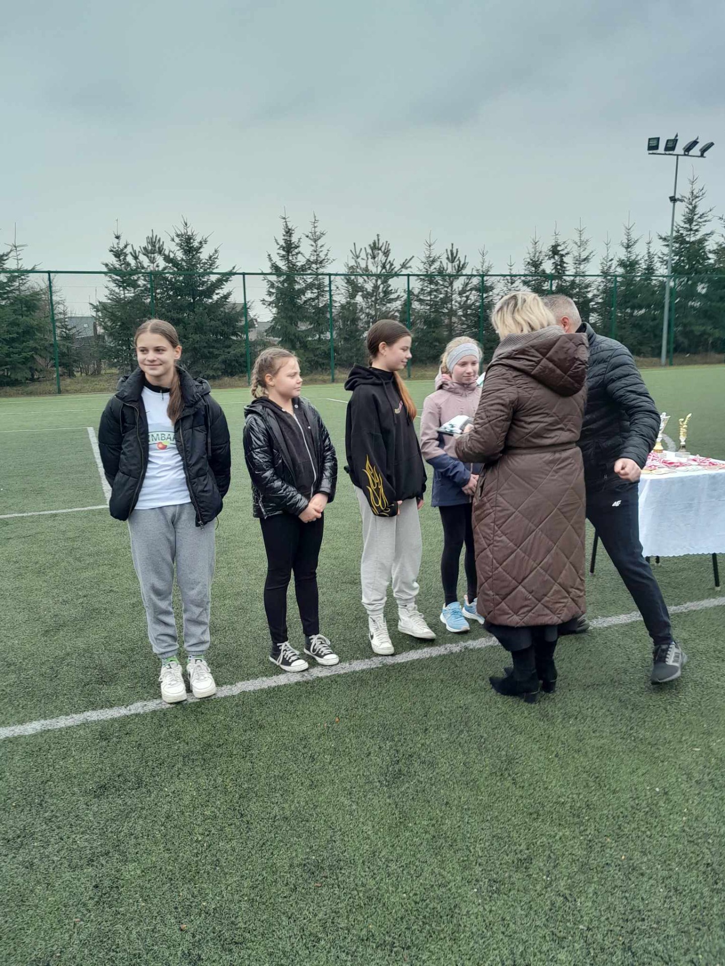 Srebro w turnieju piłkarskim dziewcząt o puchar Burmistrza - Obrazek 1