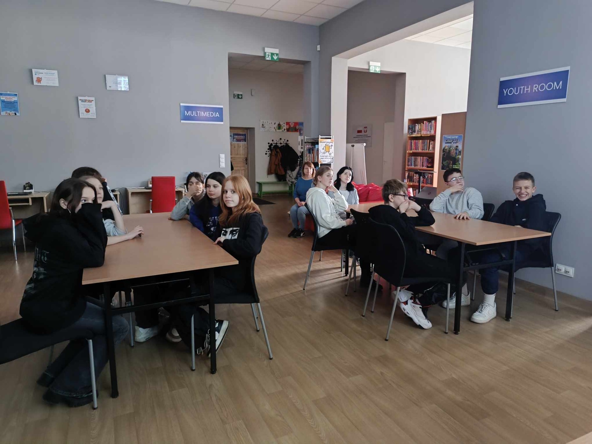 Uczniowie klasy 7c na lekcji bibliotecznej w Oddziale Dziecięcym MBP w Świebodzicach.