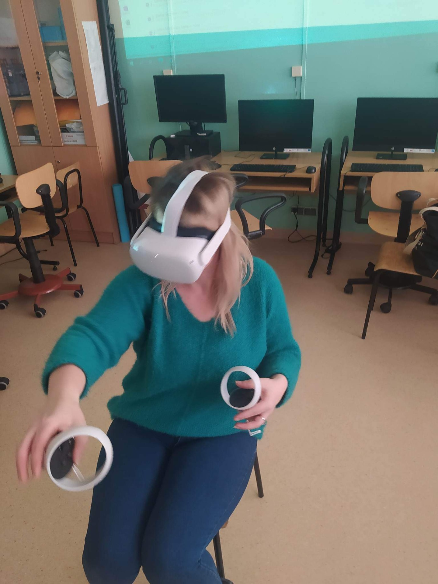 Pani Ewelina podczas warsztatów z obsługi gogli VR