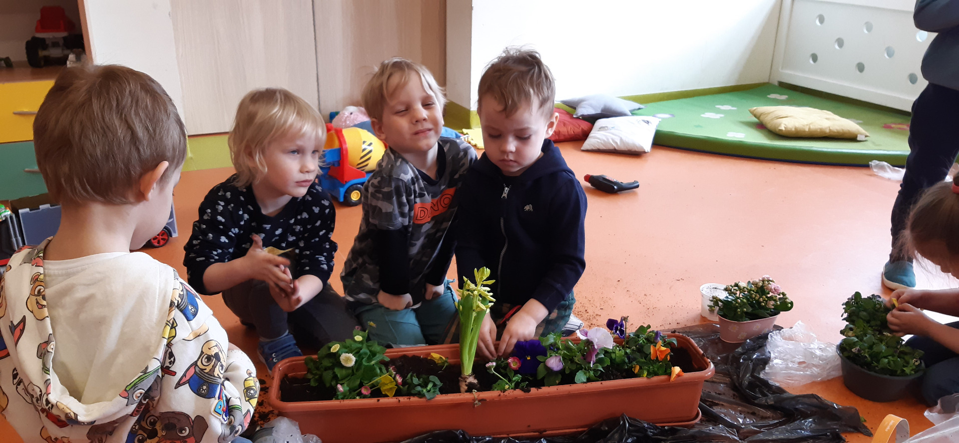 Przedszkolaki zakładają ogródki kwiatowe - Obrazek 1
