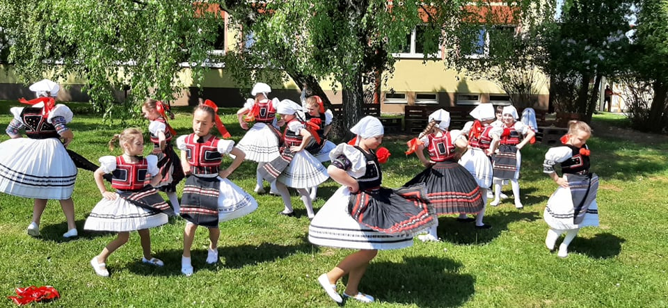 Dobronka reprezentovala našu školu 10.júna na nesúťažnej folklórnej prehliadke v Očovej - Obrázok 5