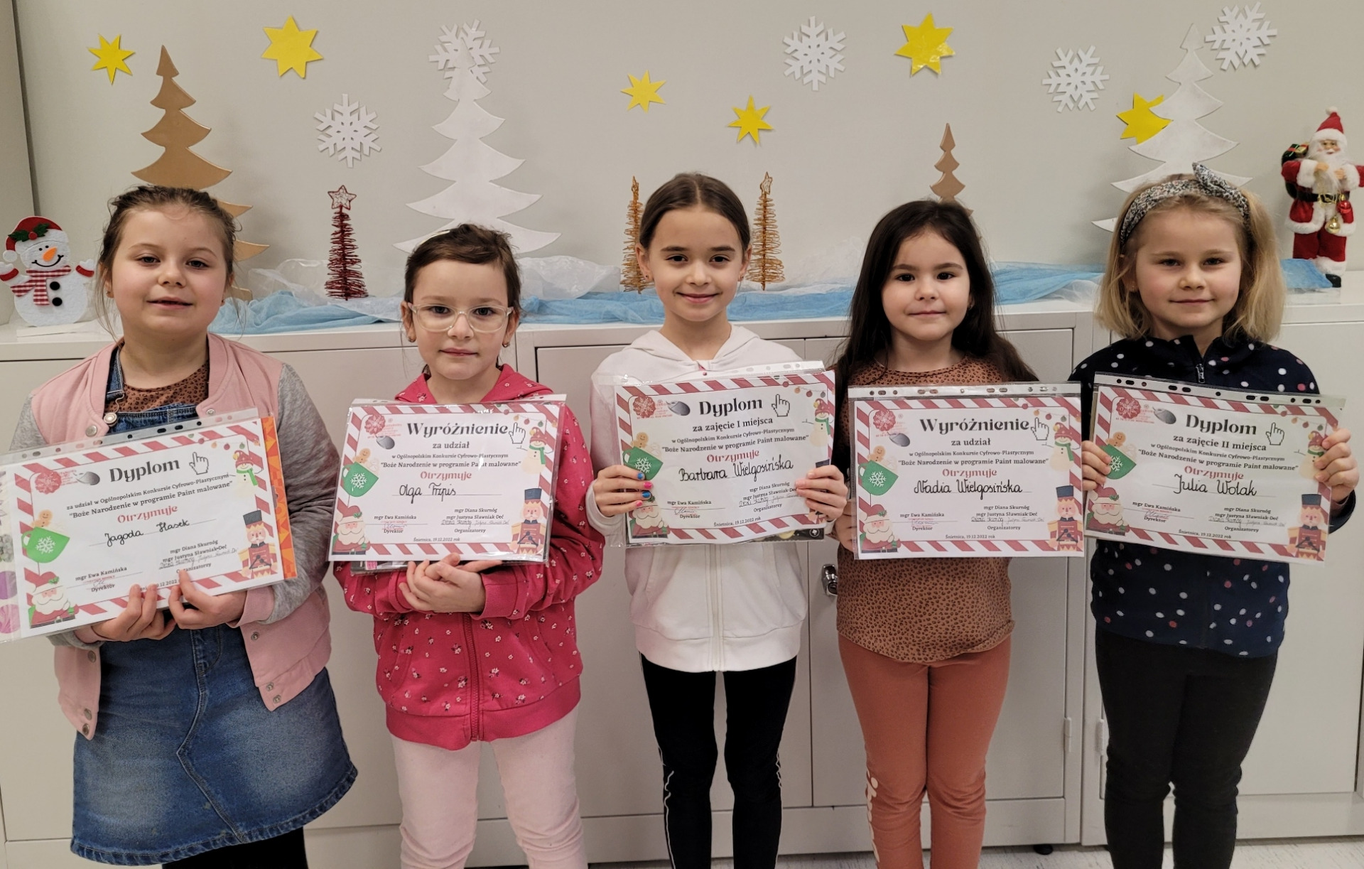 Na zdjęciu stoi 5 dziewczynek w wieku 6 lat trzymające w ręku dyplomy za udział w konkursie.