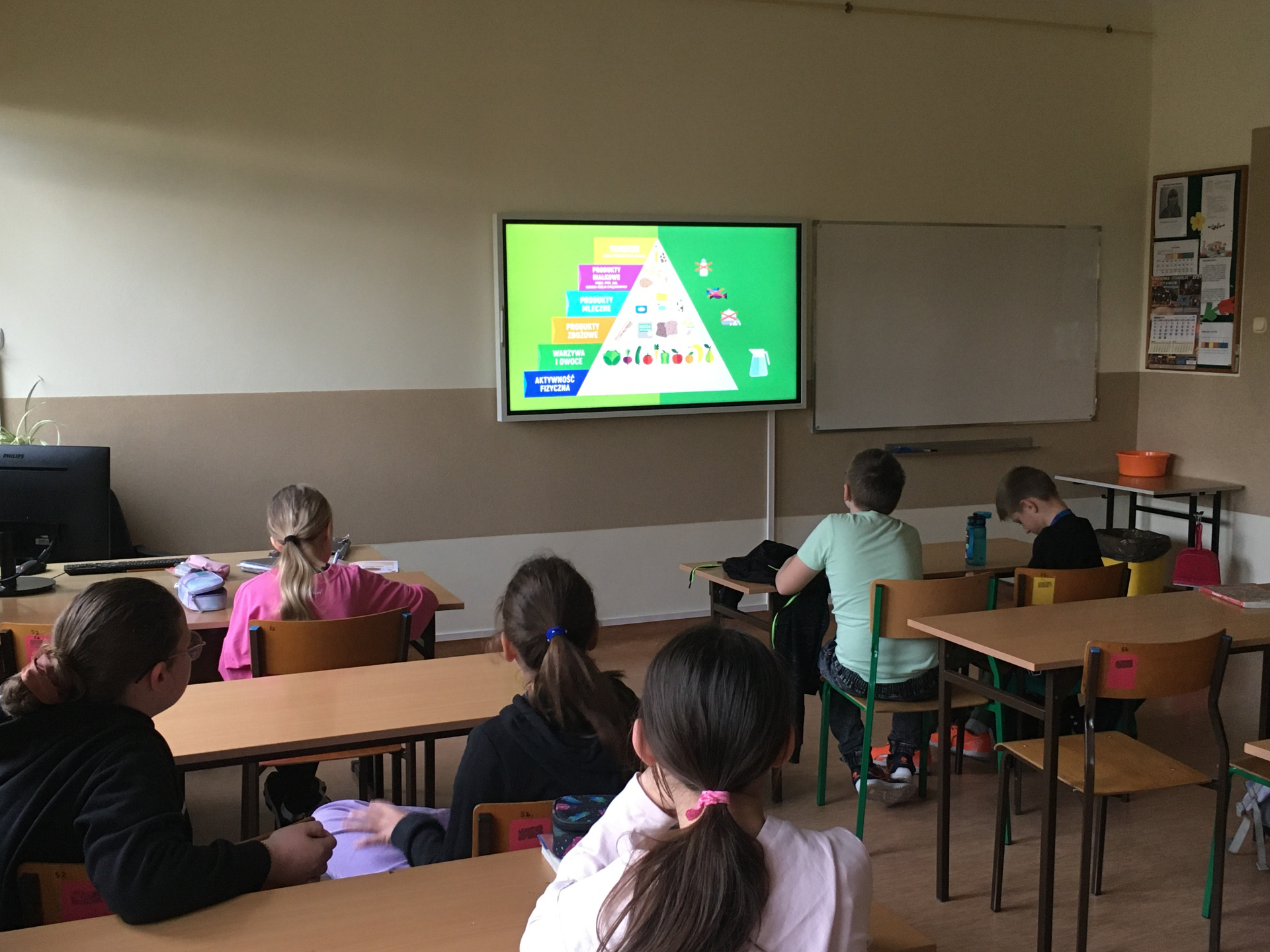 Uczniowie oglądają film edukacyjny o zdrowym odżywianiu- piramid