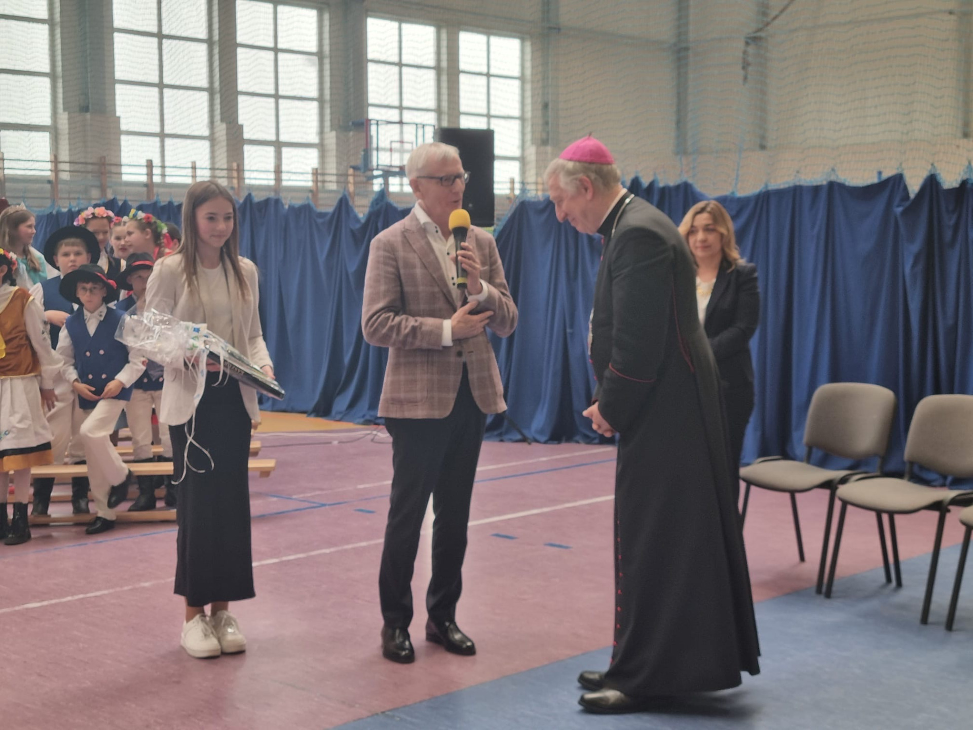 Dyrekcja Szkoły wraz z uczniami wita Księdza Biskupa 