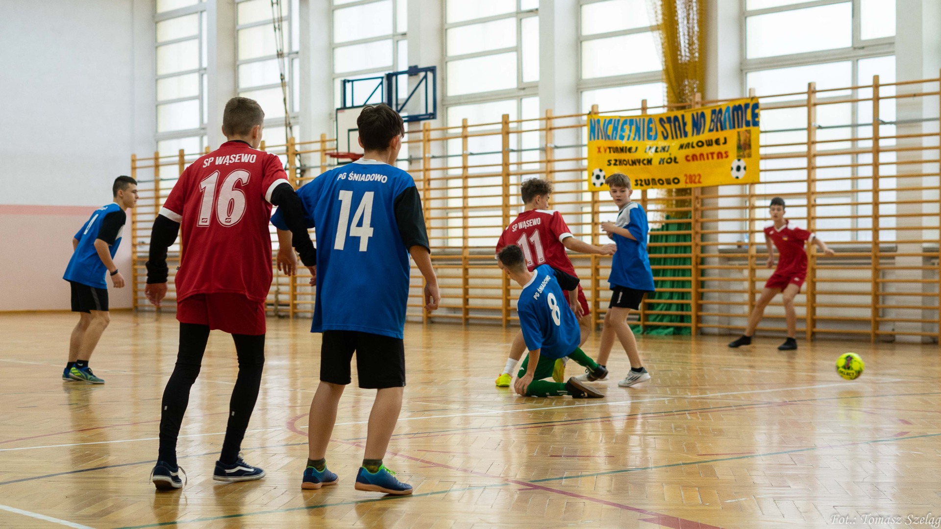 Sukces dziewcząt w XV Turnieju Piłki Halowej Dzieci i Młodzieży SK Caritas w Szumowie - Obrazek 3