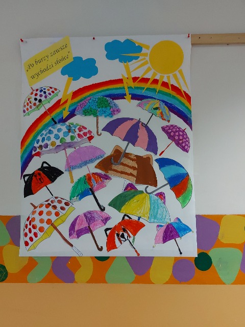 Plakat prezentujący parasolki wykonane przez świetliczaki.