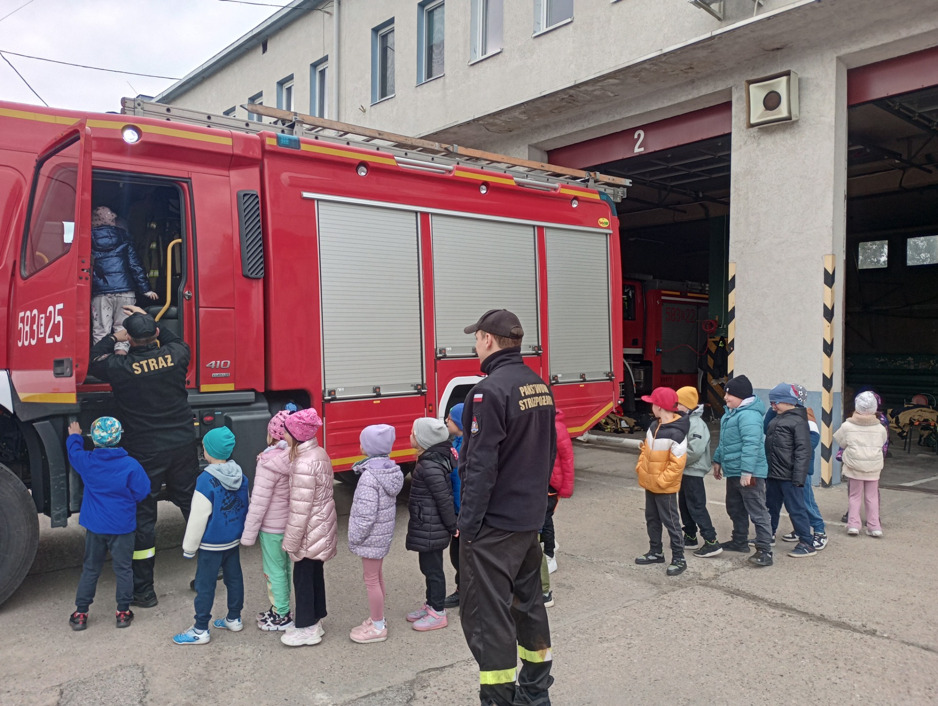 Wizyta dzieci z oddziału przedszkolnego w Państwowej Straży Pożarnej w Strykowie - Obrazek 5