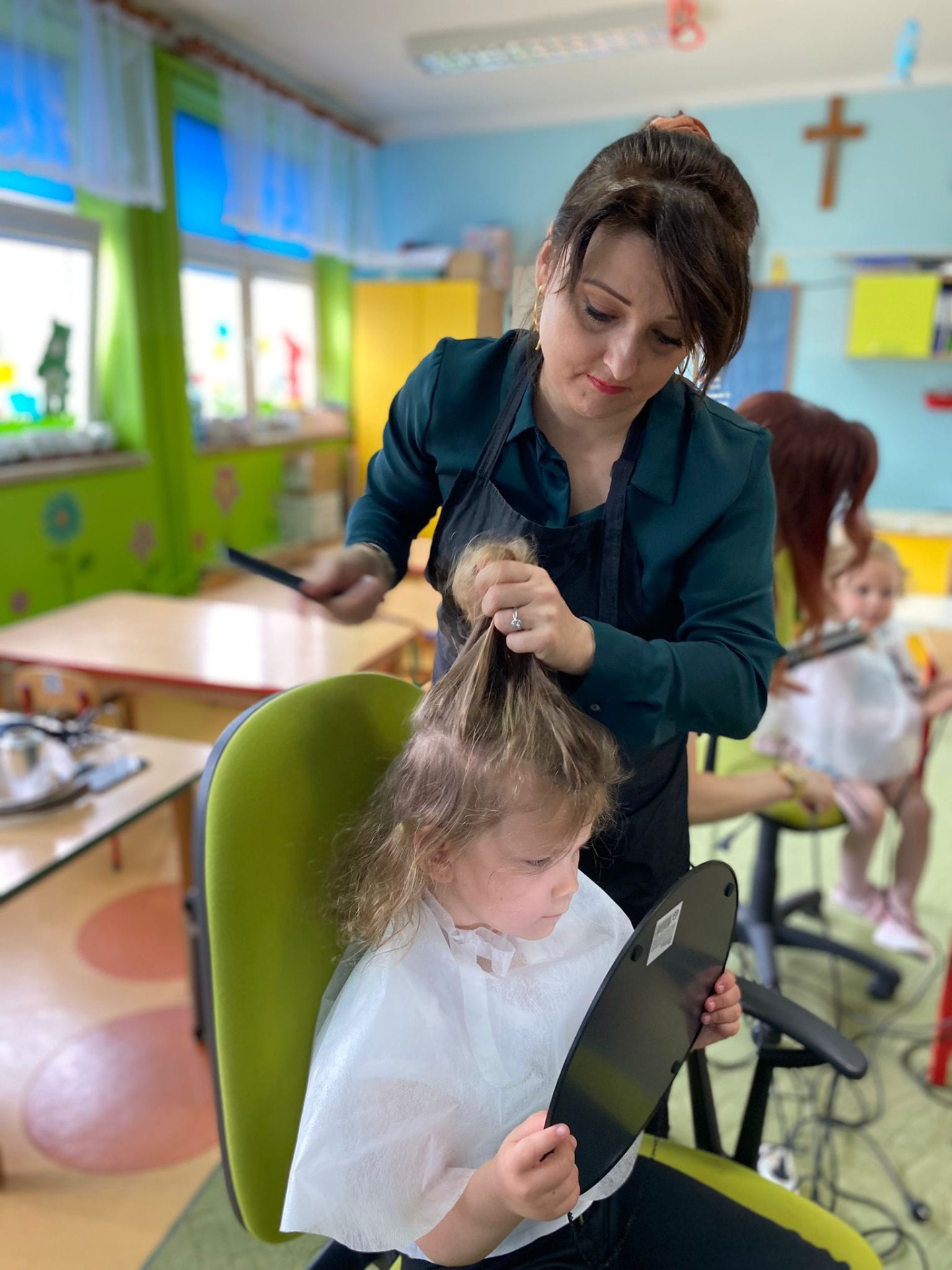 Preorientacja zawodowa w przedszkolu zawód fryzjer Maluchy - Obrazek 3