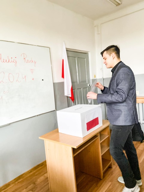 Komisja wyborcza zakończyła swoją pracę. Wybory do Oleckiej Rady Młodzieżowej  w naszej szkole dobiegły końca. 🤗 - Obrazek 4