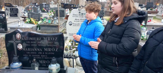 Zdjęcia uczniów z Dnia Patrona Kazimiera Mroza- zapalenie zniczy na cmentarzu.