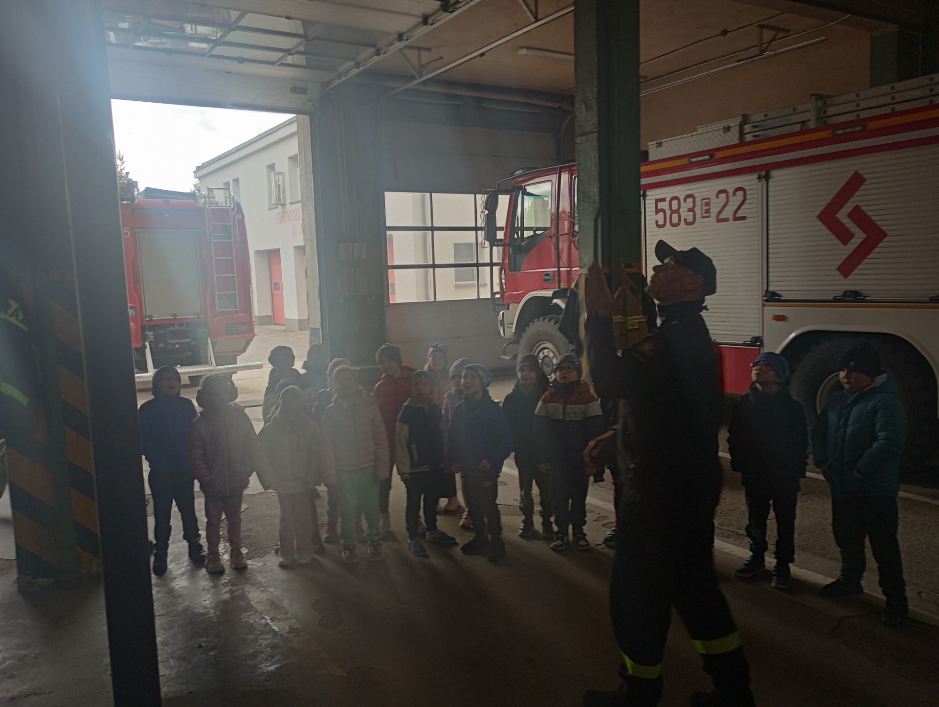 Wizyta dzieci z oddziału przedszkolnego w Państwowej Straży Pożarnej w Strykowie - Obrazek 3