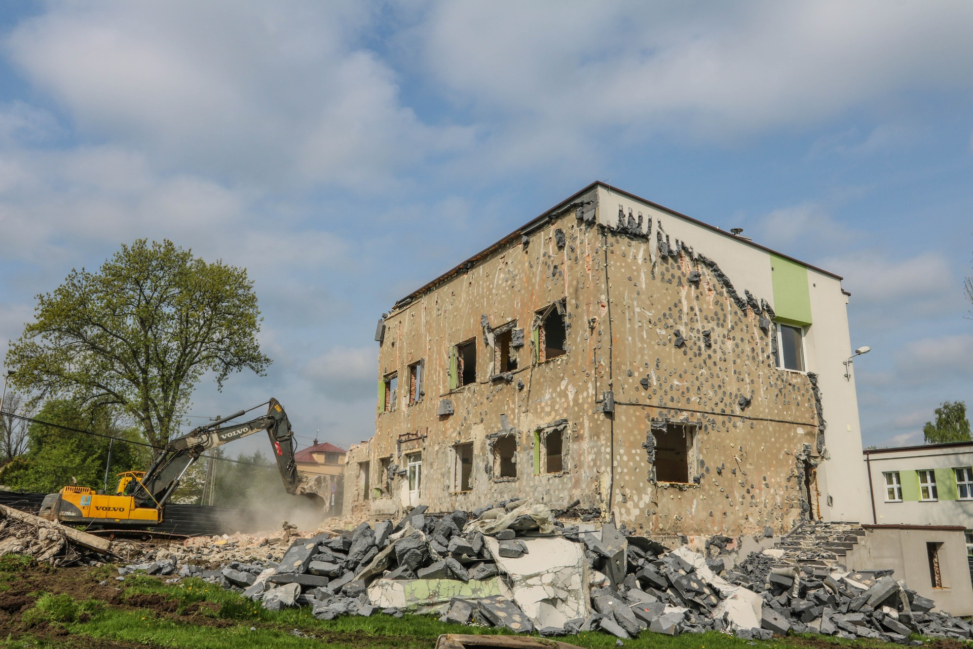 Trwa wyburzanie budynku przedszkola... - Obrazek 4