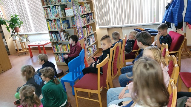 Uczniowie klasy 4 słuchają opowieści w Bibliotece Publicznej Filia nr 5 na temat Zaduszek.