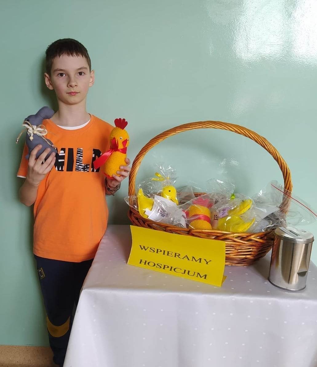 Uczeń z klasy II podczas akcji "Pomagamy Hospicjum w Busku-Zdroju"