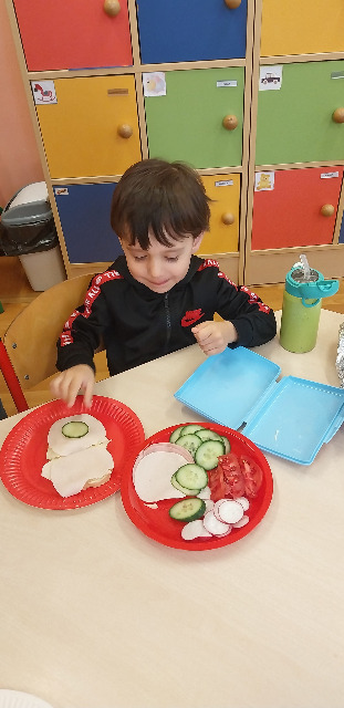 Kolorowe kanapeczki w punkcie przedszkolnym. - Obrazek 4
