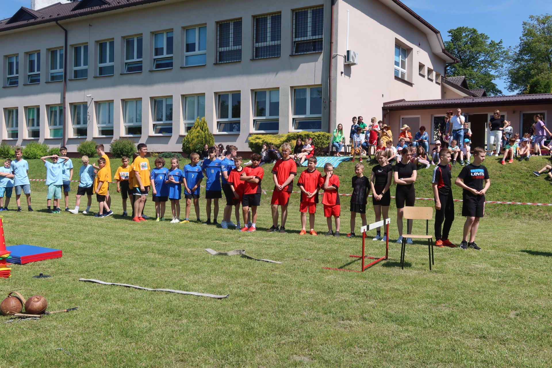 Uczniowie rywalizujący w turnieju drużynowym - Dzień Dziecka na Sportowo