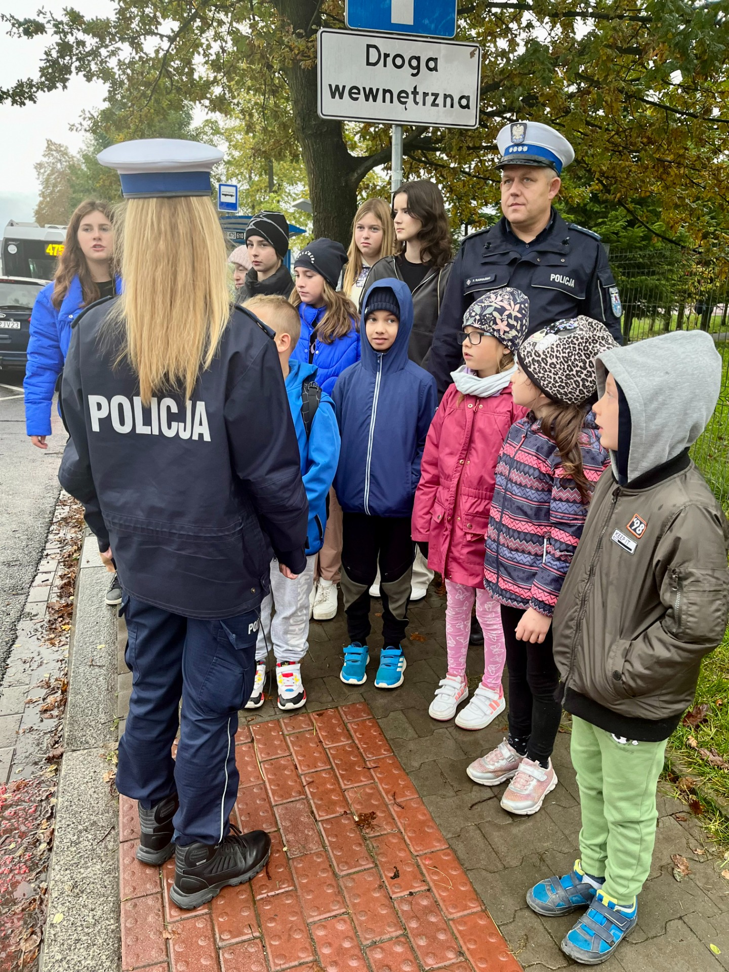 W ramach akcji "Odblaskowa szkoła" uczniowie Szkoły Podstawowej numer 133 w Krakowie  spotkali się z policjantami Wydziału Ruchu Drogowego - Obrazek 2