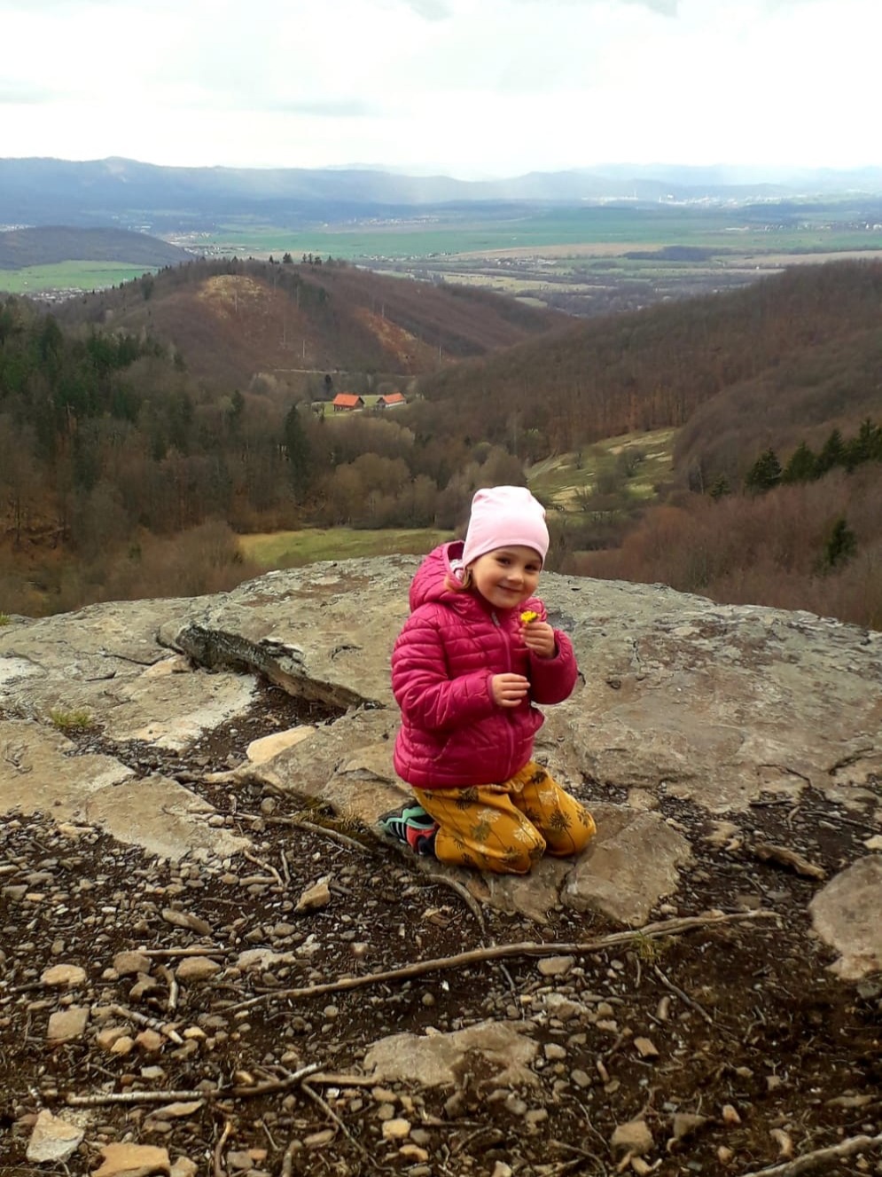 Ninka Nosáľová, 5. trieda Žabky 
"Hoci som ja ešte malá,
už viem, kde je Boriakova skala.
Nazbieram podbeľ a žihľavu,
vyliečim kašlík i únavu :⁠-⁠). "

