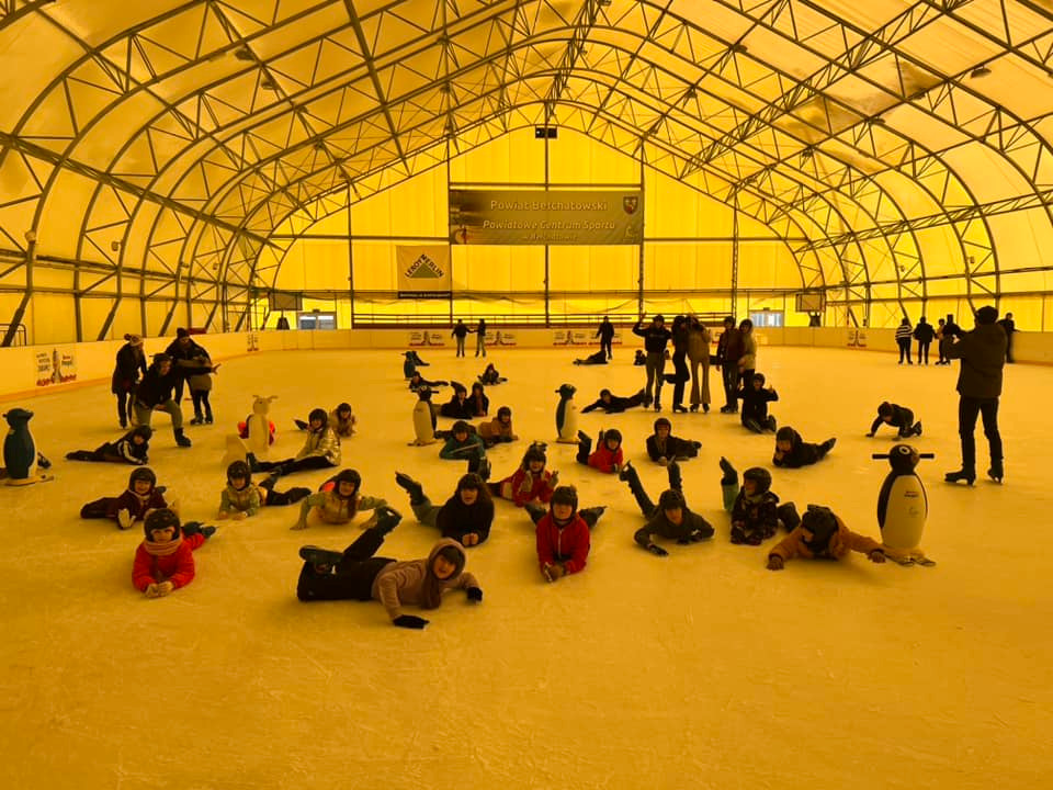 Wyjazd uczniów PSP w Przedborzu na lodowisko w Bełchatowie.  Lodowisko to super zabawa dla dzieci. Wielkie brawa dla organizatorów  - Obrazek 4