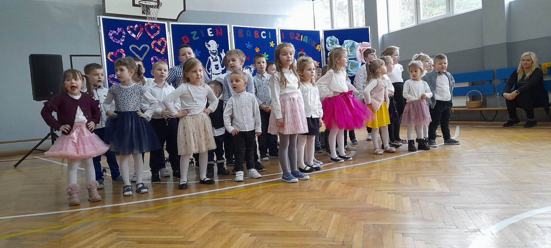 Przedszkolaki w trakcie śpiewania. 