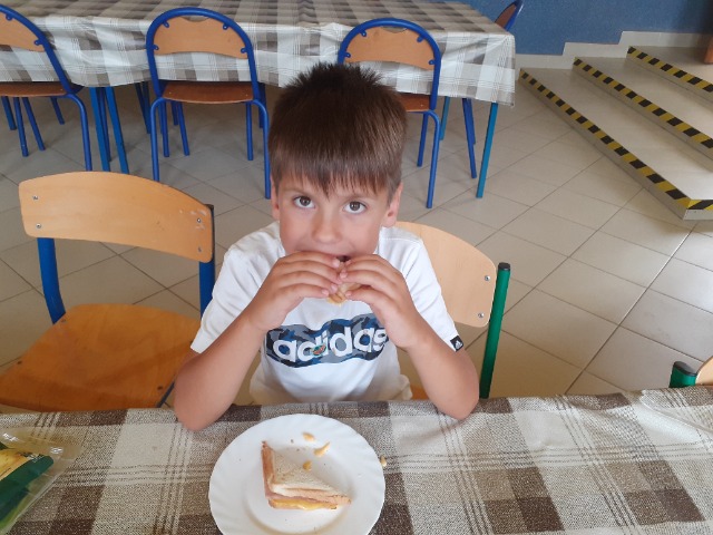 Fot. Elżbieta Krząstek-Janeczko
Chłopiec jedzący tosta