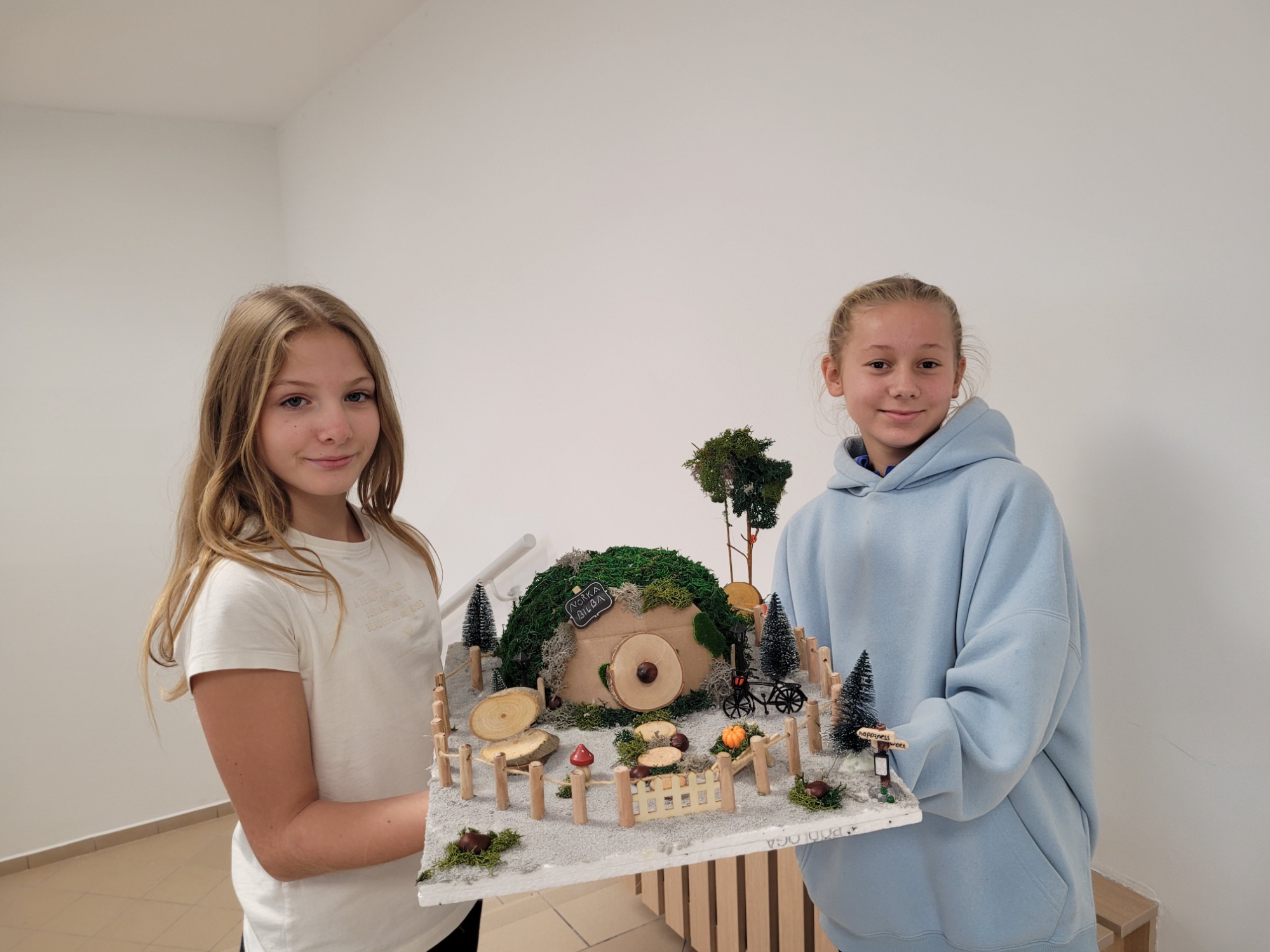 Paulina G. i Ola M. z makietą. Literackie inspiracje projektowe z lekturą Hobbit, czyli tam i z powrotem... - Obrazek 2