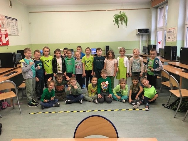 W piątek 2 grudnia w szkole obchodziliśmy Dzień Kolorów , klasa 1b wybrała kolor zielony. 