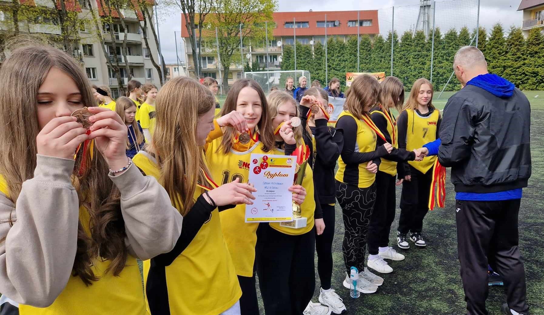 Uczennice SP Nr 2 im. M. Kopernika w olecku podczas Finału Wojewódzkich Igrzysk Młodzieży Szkolnej SZS w piłce nożnej dziewcząt
