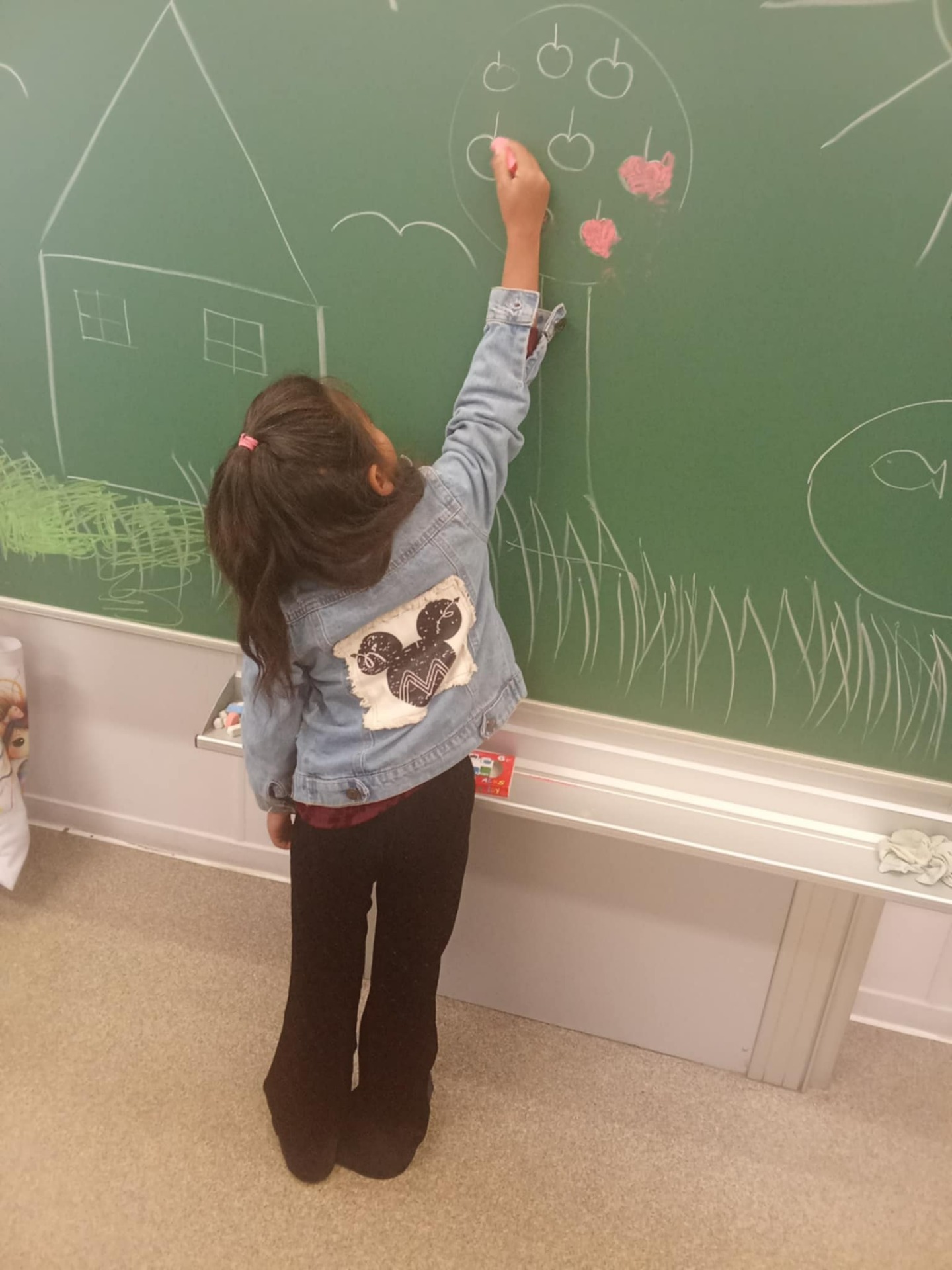 Велосипедтегі жалаңаш әйел бейне