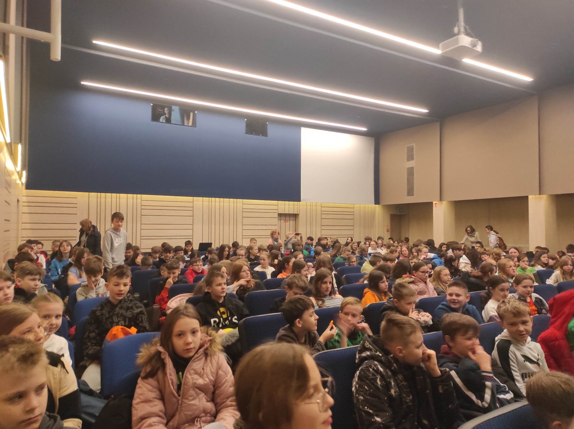 Uczniowie szkoły z różnych klas biorą udział w lekcji kinowej w SDK w Stalowej Woli