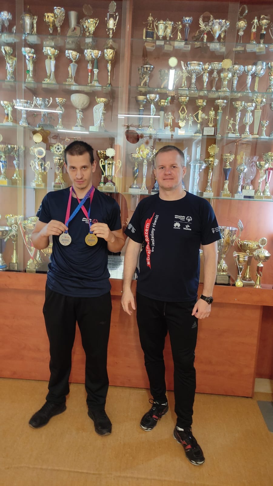 Na zdjęciu trener Pan Dariusz i uczeń Tomasz Kosiorek z medalami na szyi