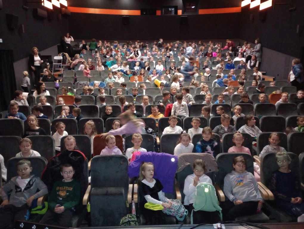 Na zdjęciu uczniowie  z klasy drugiej i trzeciej w brzozowskim kinie na spektaklu teatralnym.