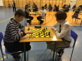 Zawodnicy rozgrywają partię szachów