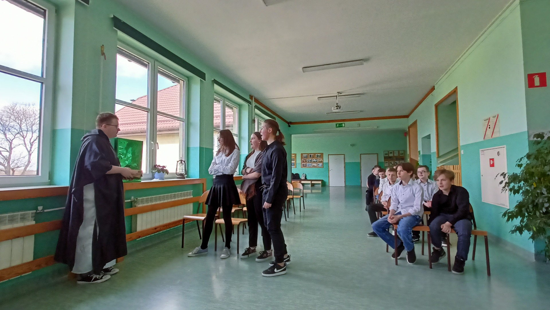 Teatr Jednego Wiersza i prezentacja uczniów klasy VIB - Obrazek 6