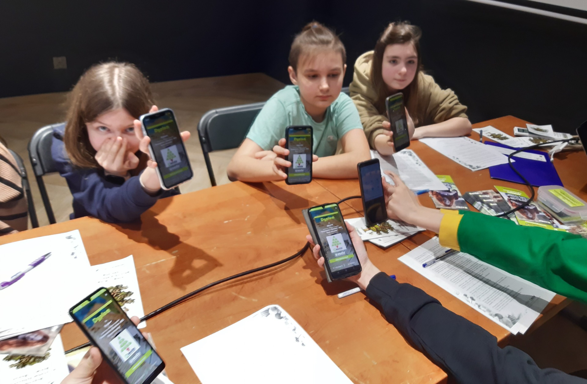 Uczniowie SP Nr 2 im M. Kopernika w Olecku podczas  warsztatów projektowania mobilnej gry terenowej QUEST