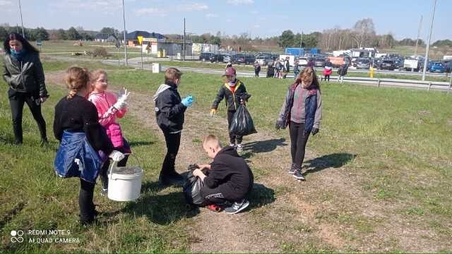 Uczniowie klasy III podczas sprzątania Ziemi