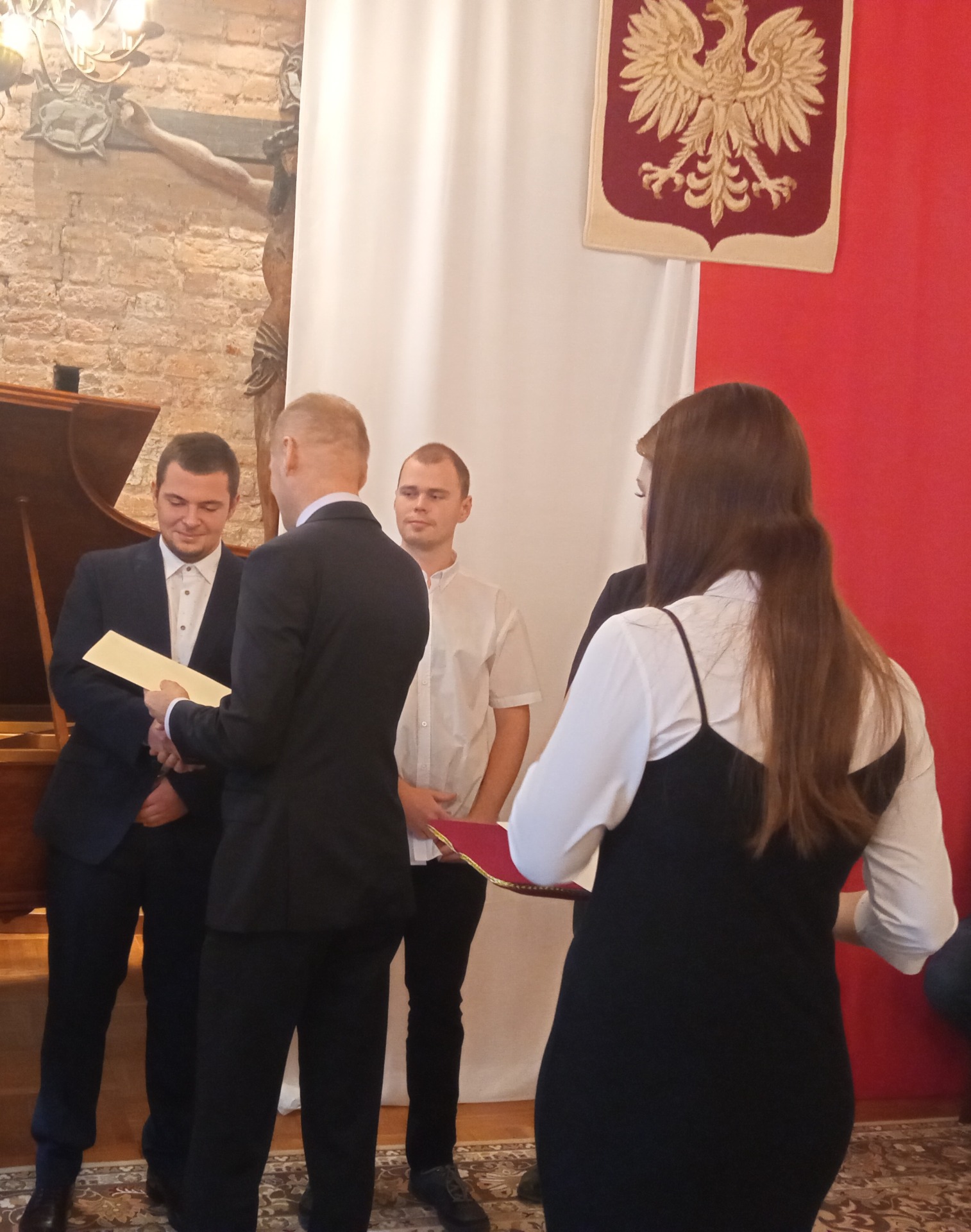 Uczniowie Piotr Jaworski z klasy IV TBFG i Konrad Zatorski z klasy III TD odbierają stypendia ufundowane przez Prezesa Rady Ministrów