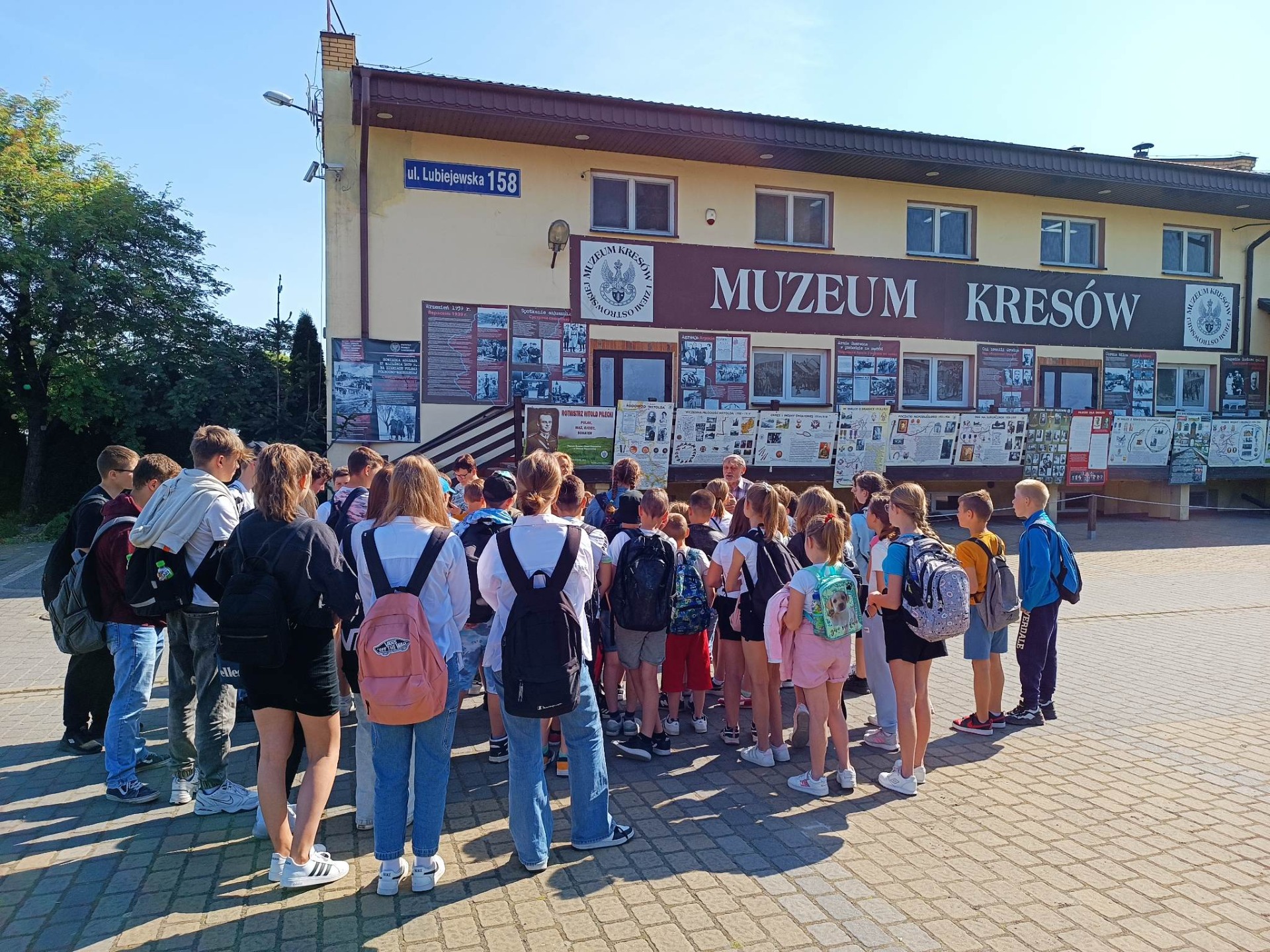 Uczniowie przed budynkiem muzeum