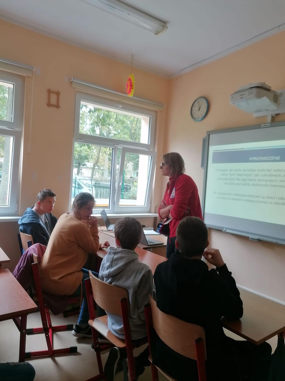 Społeczność szkolna wraz z prowadzącą spotkanie Panią Natalią Korkus.