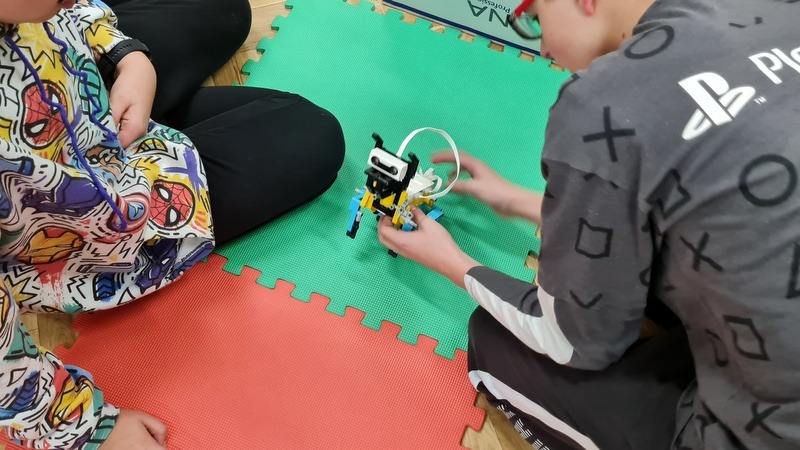 uczniowie sprawdzają oprogramowanie dla robota pieska, zbudowanego z LEGO Education SPIKE™ Prime