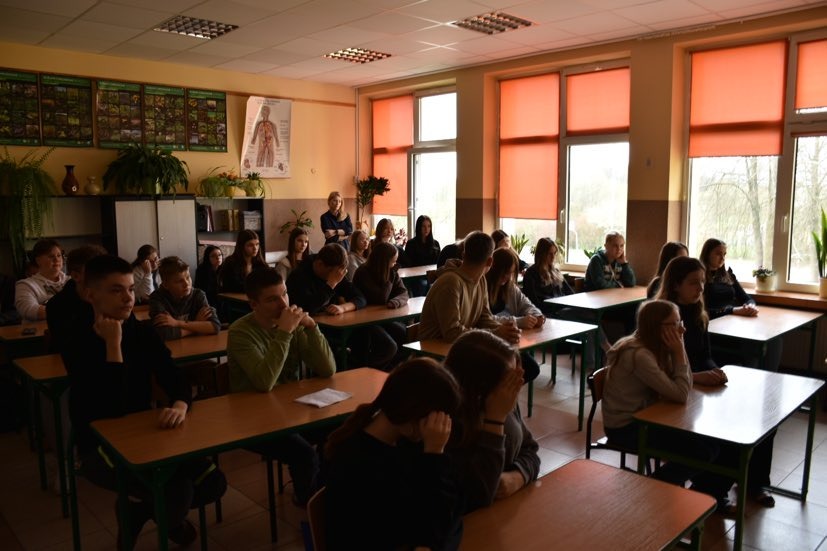 Uczniowie klas ósmych w sali lekcyjnej na spotkaniu z przedstawicielami ZS CKR w Starym Lubiejewie