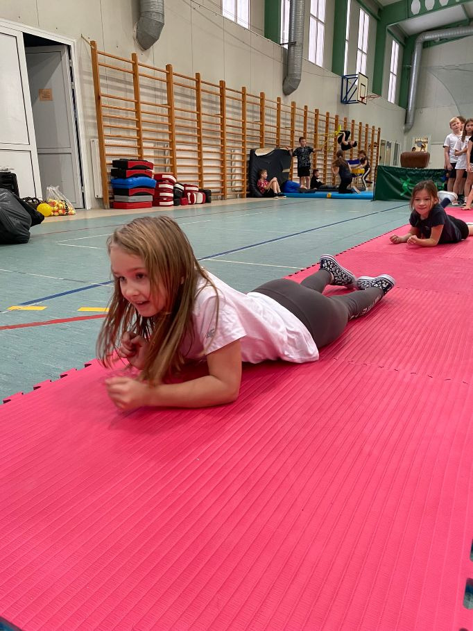 Uczniowie ćwiczący w sali gimnastycznej