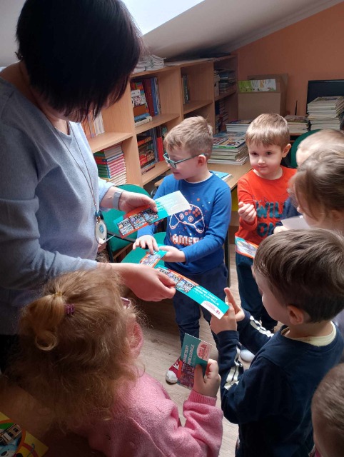 Wizyta przedszkolaków w szkolnej bibliotece - Obrazek 1