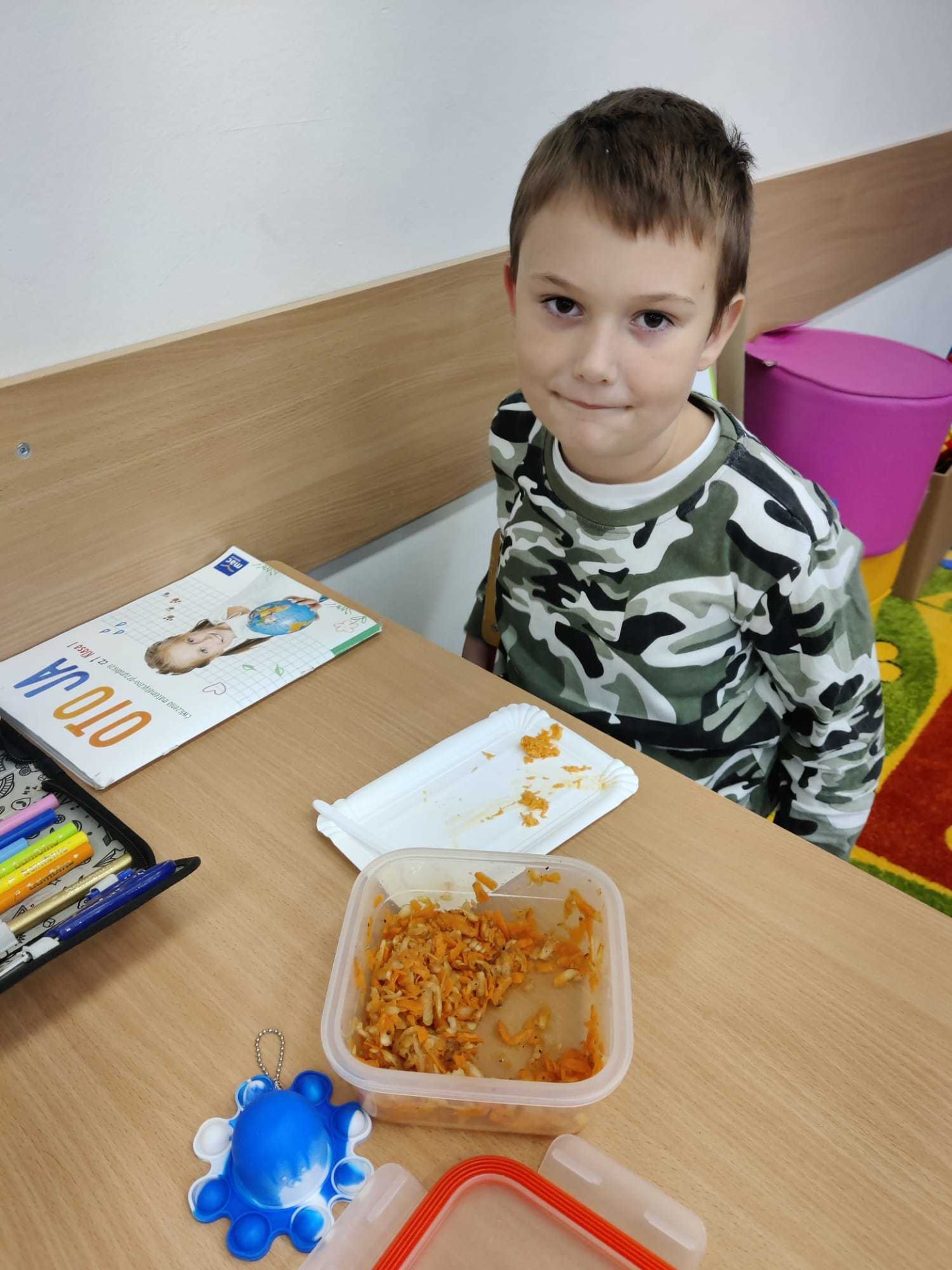 Dzień marchewki w klasie 1 a. Dzieci  ubrały się na pomarańczowo i przygotowały pyszne, zdrowe surówki. - Obrazek 4