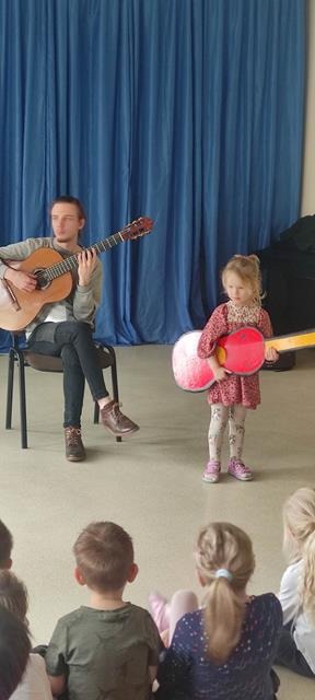 muzyczka i dziewczynka z gitarami
