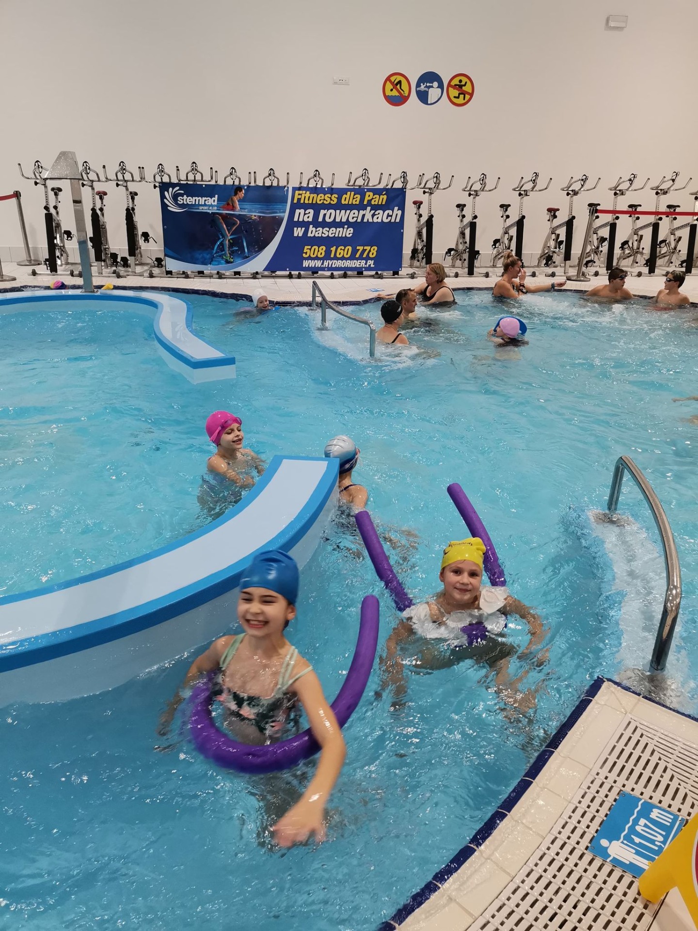 Uczniowie klas 1-3 podczas nauki pływania na basenie w Stargardzie.