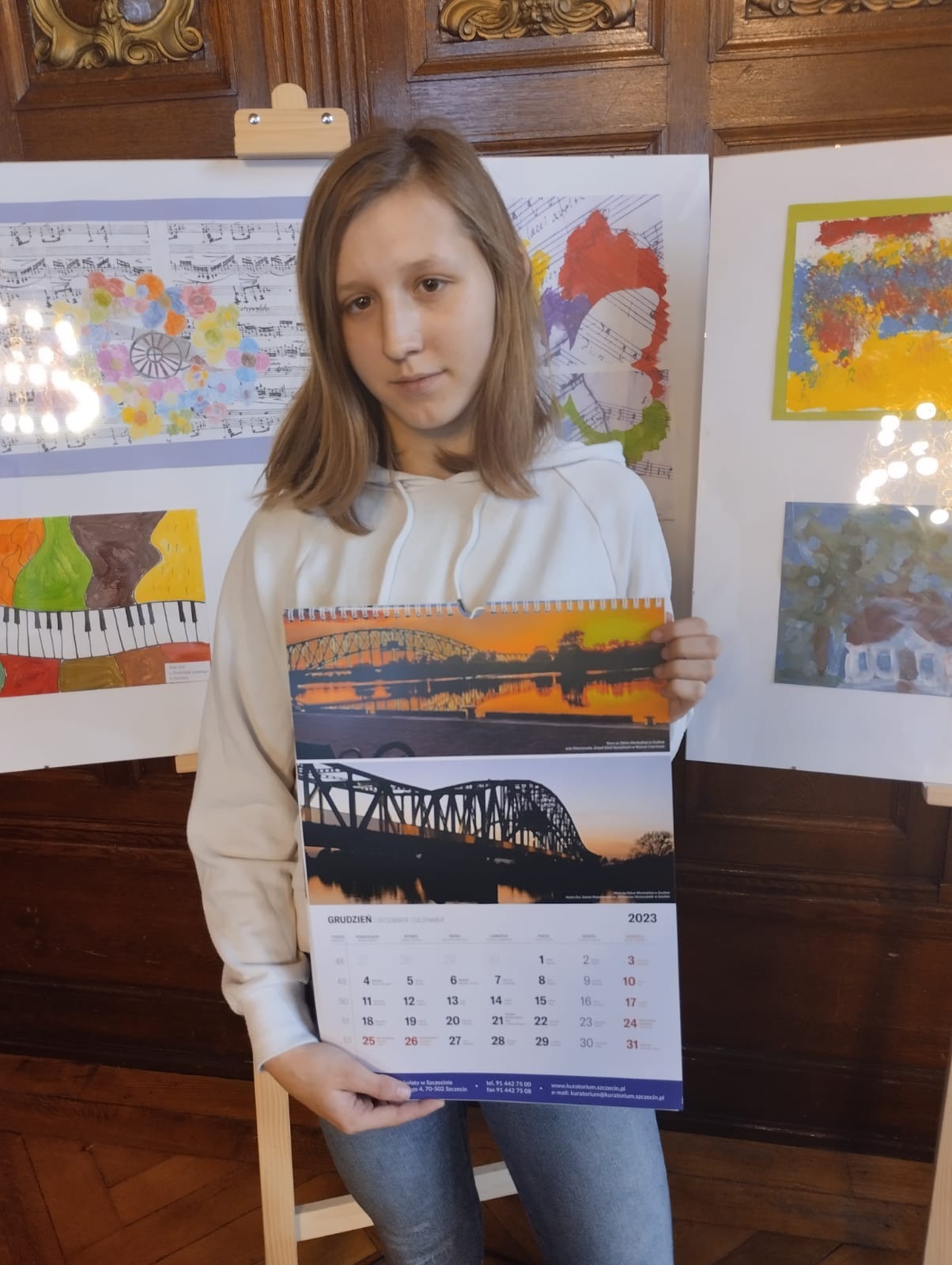 Julia prezentująca kalendarz z wykonanym przez siebie zwycięskim zdjęciem.