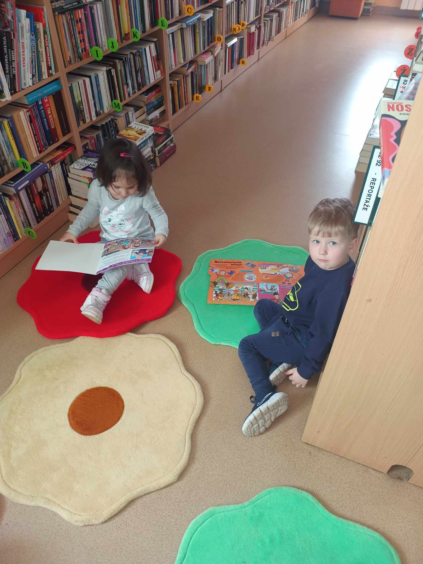 Wizyta przedszkolaków w bibliotece - Obrazek 6