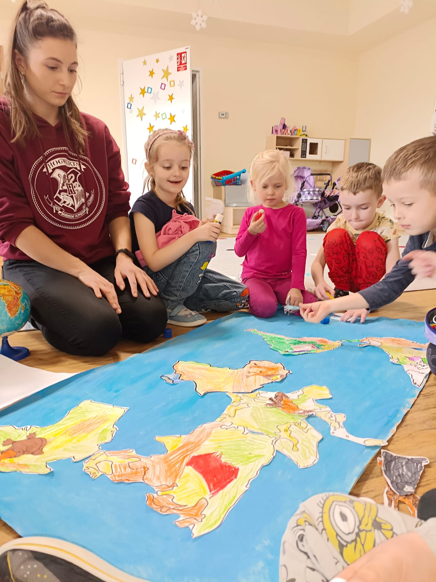 Poznajemy kontynenty.                                           Dzieci z grupy Słoneczka podczas tworzenia mapy świata 🌍 - Obrazek 2