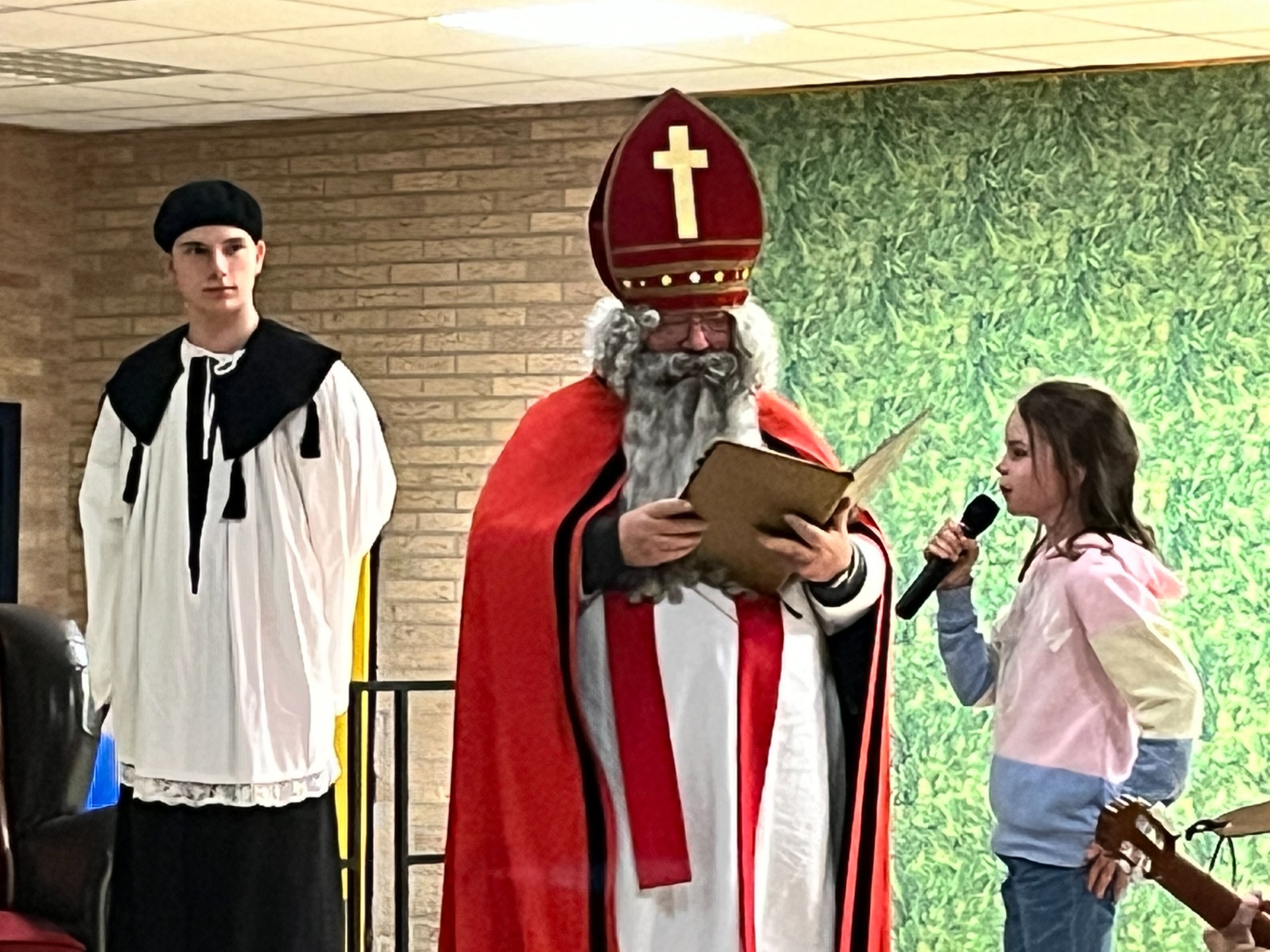 Der Nikolaus zu Besuch in der Maximilianschule - Bild 3